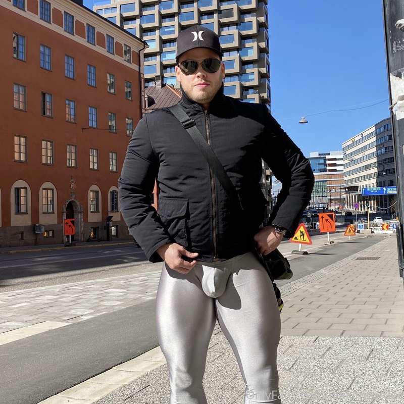 Sun's out. Guns' out. (Not that I need the sun as excuse to ..
