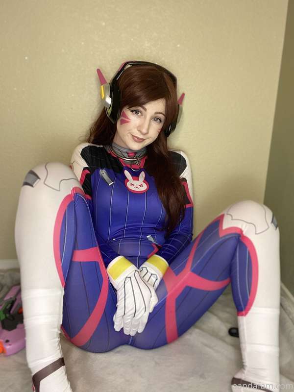 [15 pics] Suited up D. Va Cosplay 👾 which one was your fav? 3