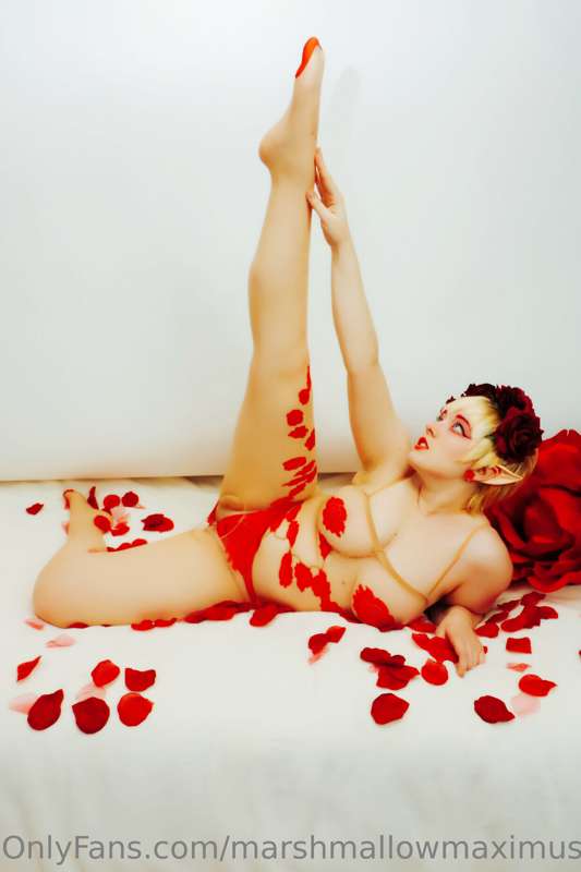 Throwback to this rosy look ❤️🌹

Happy Valentine’s Day!

Sen.. 17