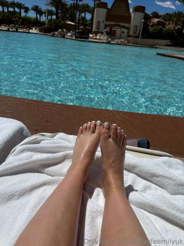 Wishing I was round the pool right now! I’m missing the suns.. 2