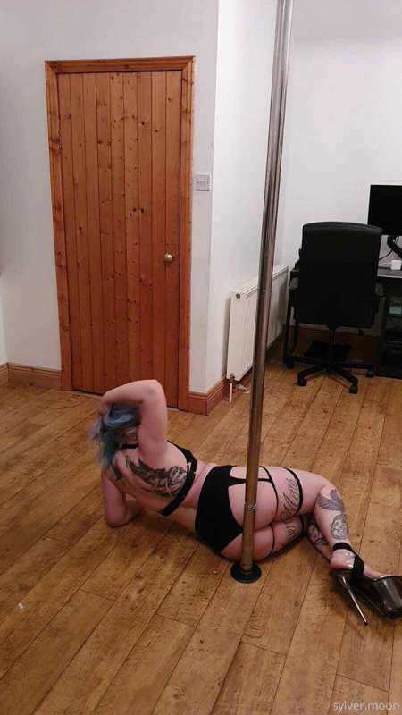 A whole bunch of pole photos in new lingerie from last night.. 3