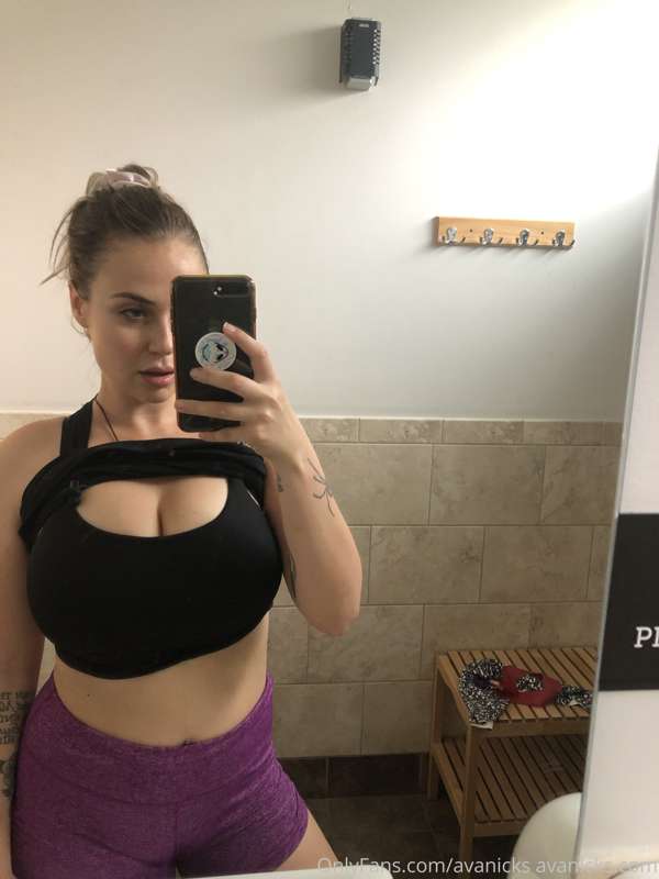 Gym bathroom titties 🙀 3