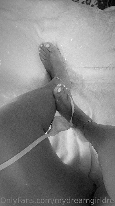FEET, who likes white toes ???👀🫦🥵