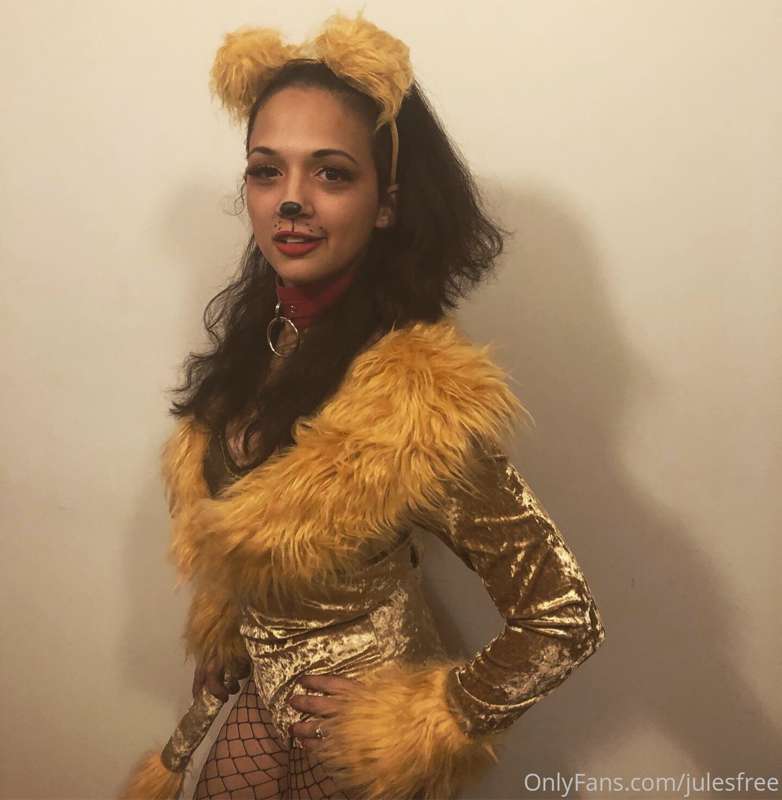I miss dress-up time. 🧡🦁
