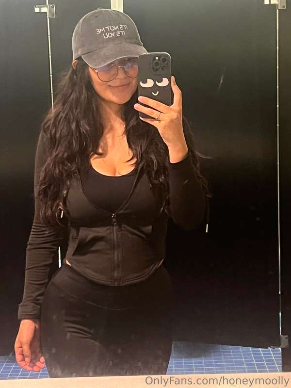 ✨ Feeling myself today… and I know you can see it. What do y..