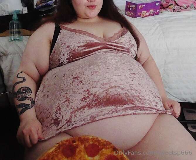 eating an entire pizza in one sitting as a snack🐖🍕