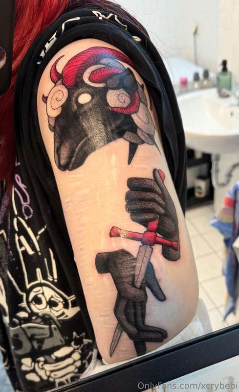 Swipe to see my new tattoos :3 1