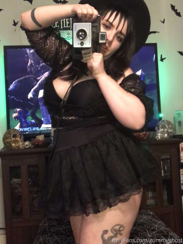 Lydia Deetz cosplay! Will you show me what’s under your shee.. 1