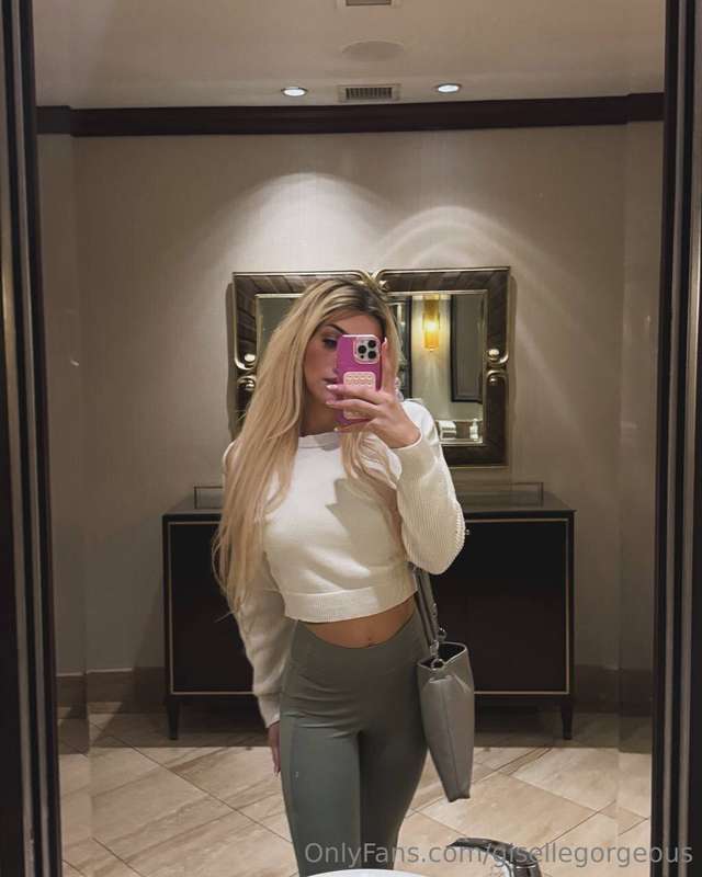 Do you like a blonde in leggings?? 💕