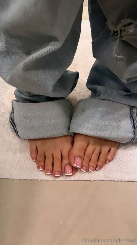 Last day with French toes 💙 going to the salon for my pedicu.. 4