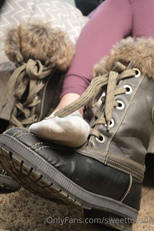Its sooooo cold here right now.  These boots make my feet so.. 18