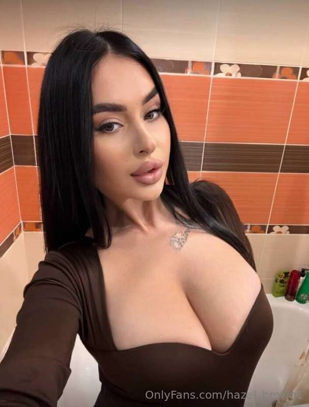 These perfect curves are impossible to resist! 😈🔥💭 Imagine h..