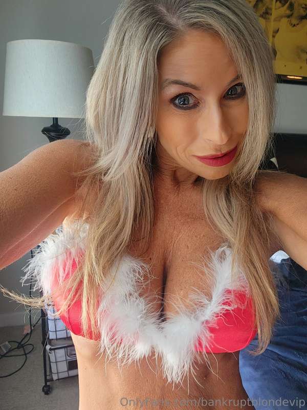 Getting in the holiday spirit ❤️💚😘
