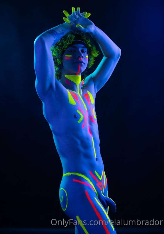 Photoshoot. body painting. neon lighting  model: @eduell 4
