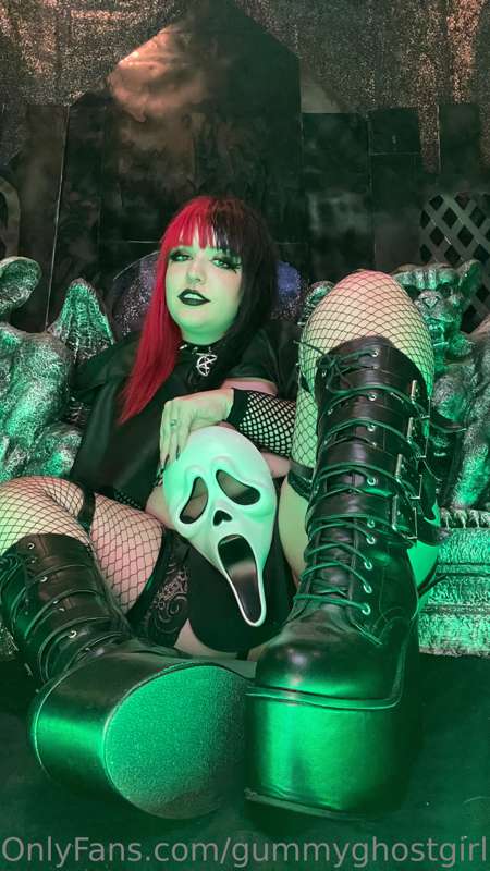 What’s your favorite scary movie? 👻 10