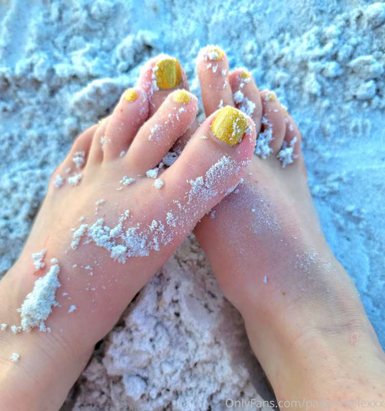 I got sandy feet pics for my foot pervs! 🤪