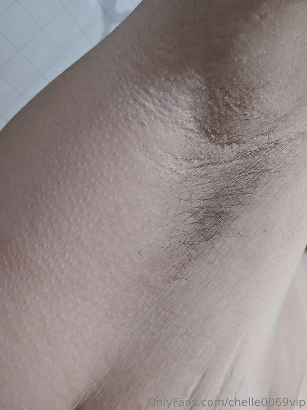 Hairy pussy and armpits 👀 I haven't shaven either in over 4 .. 2