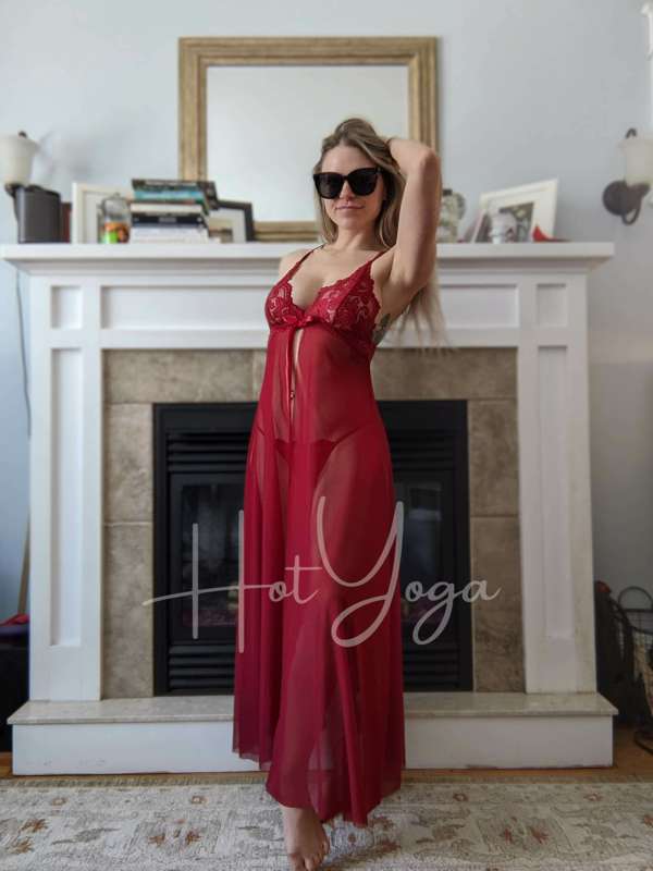 Do you think I'm sexy in red? 💋 1
