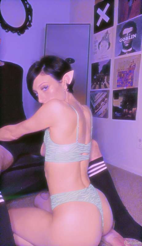 This little elf got her face fucked hard last night 🥵 2