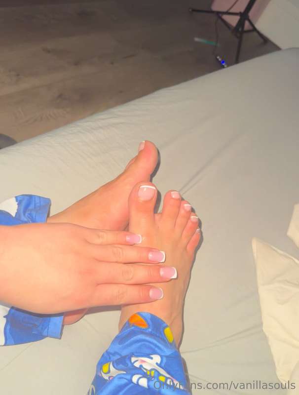 let’s play footsies 😼