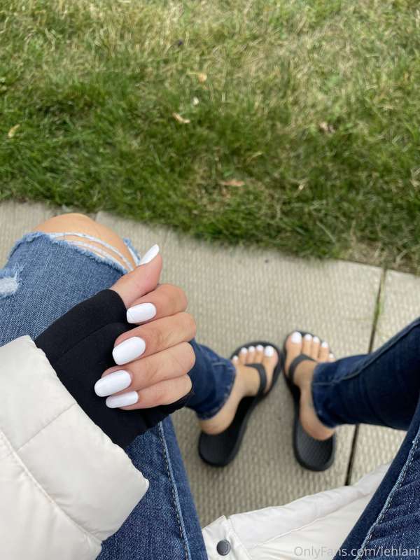 Ubie with the cute toes 😜 swipe some mani pedi pics. 4