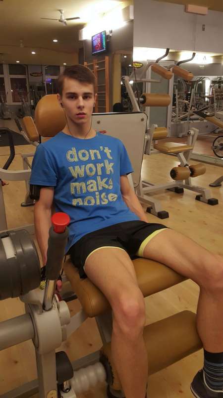 I'm at the fitness club 💪🙂 

Training my legs🦵🏻🦶🏻