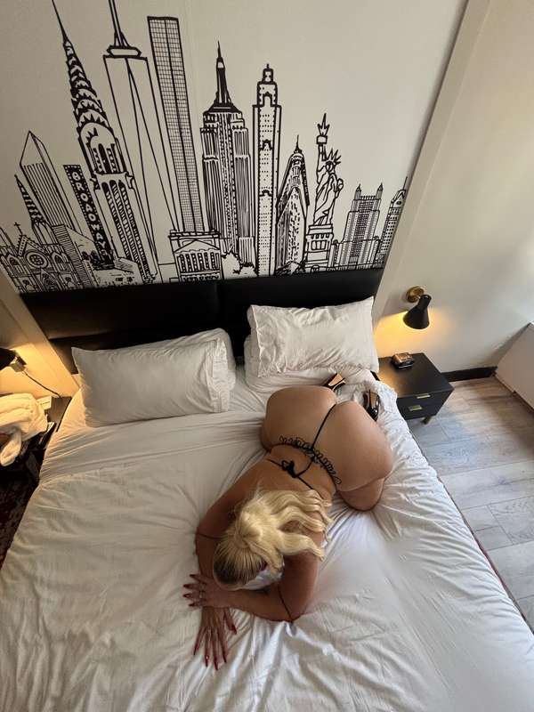 Delicious sexy curves waiting for you 💋😻 4