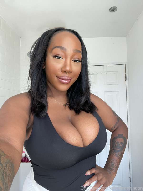 Milf vibes 🥰  #onlyfanssawitfirst 🥇