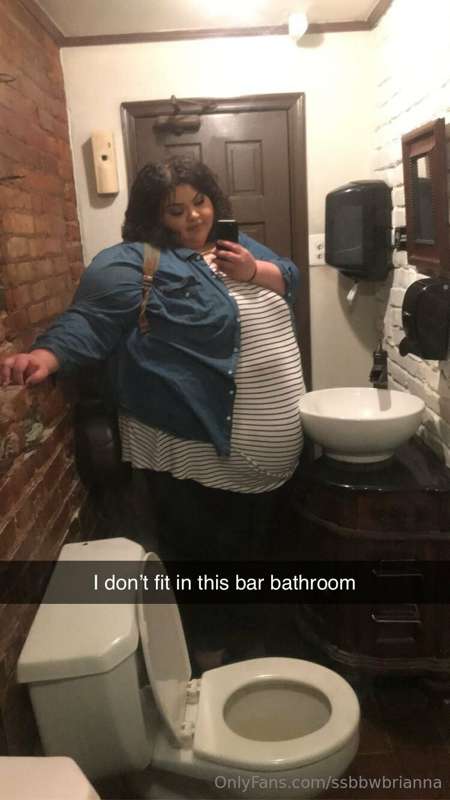 Throwback to a TINY bar’s bathroom in Washington, DC early 2..