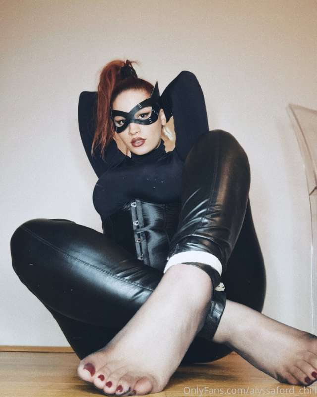 Oh nooo how will I clean my toesies if I'm all tied up? Wann.. 5