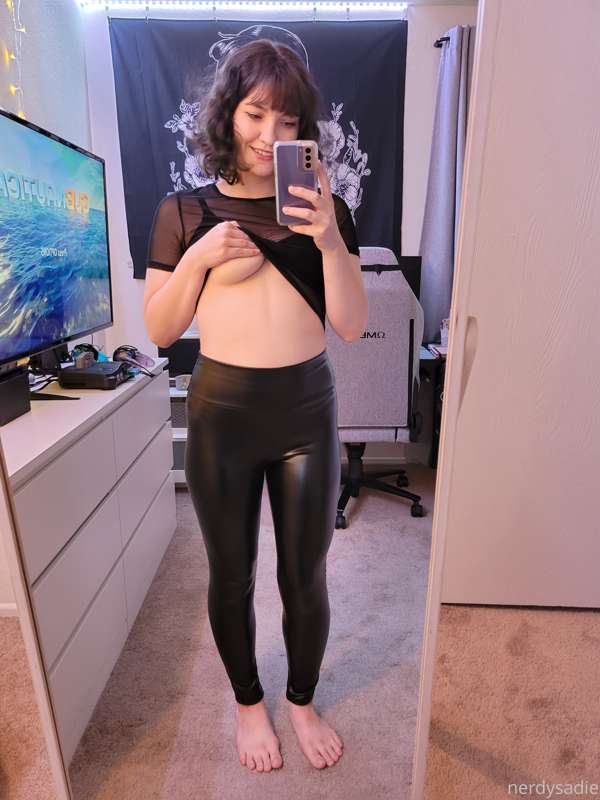 do you like me in skin tight leggings? 😏 7