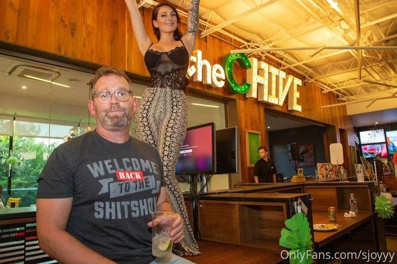 Finally sharing the set from my shoot at The Chive HQ 🥰🥰 swi.. 3