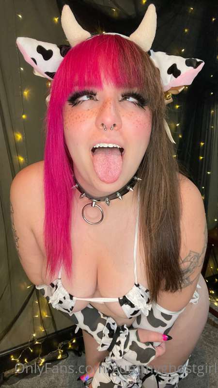 Your milk maid is here! 🐮💕 Time to start milking 😏 4