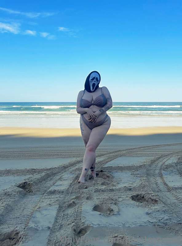Here for my Halloween beach special 😉 4