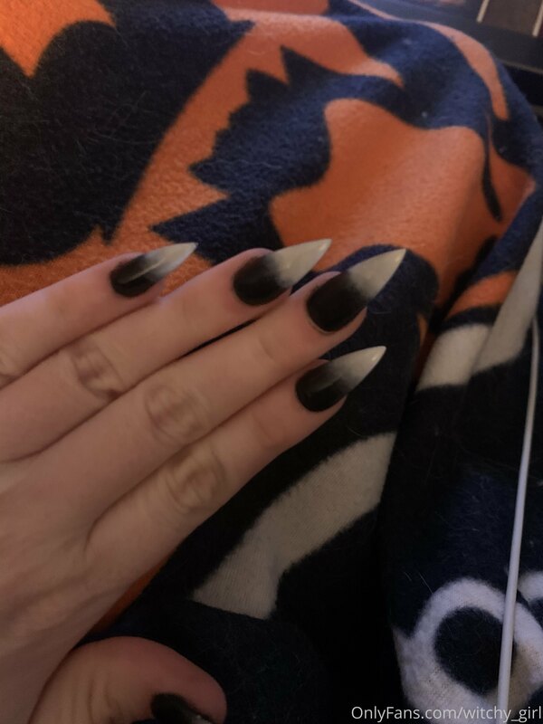 I wish I could keep my nails looking like this. If only I ha..