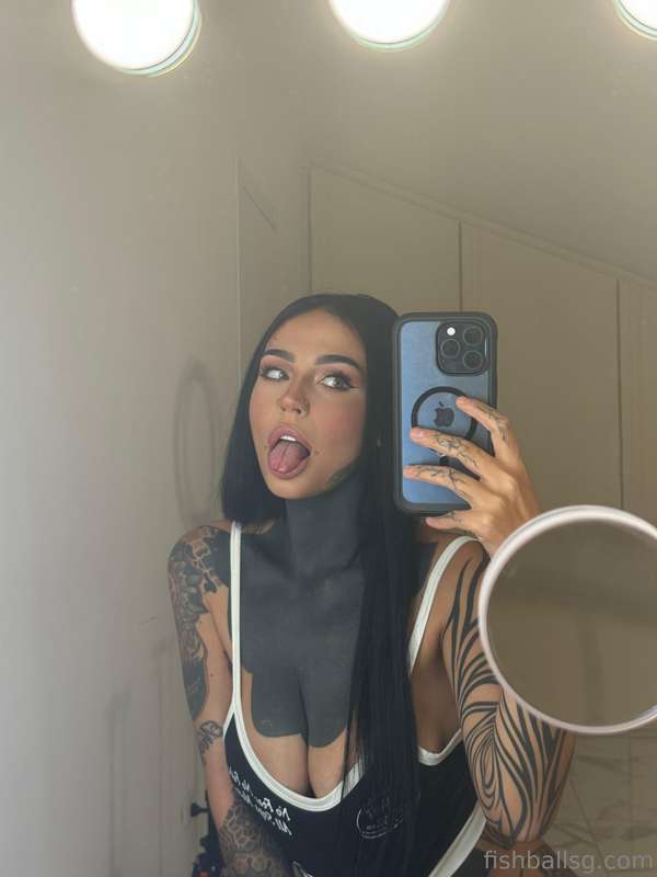 dimmi la cosa che reputi più sexy nei commenti 🫦 (se è molto.. 2