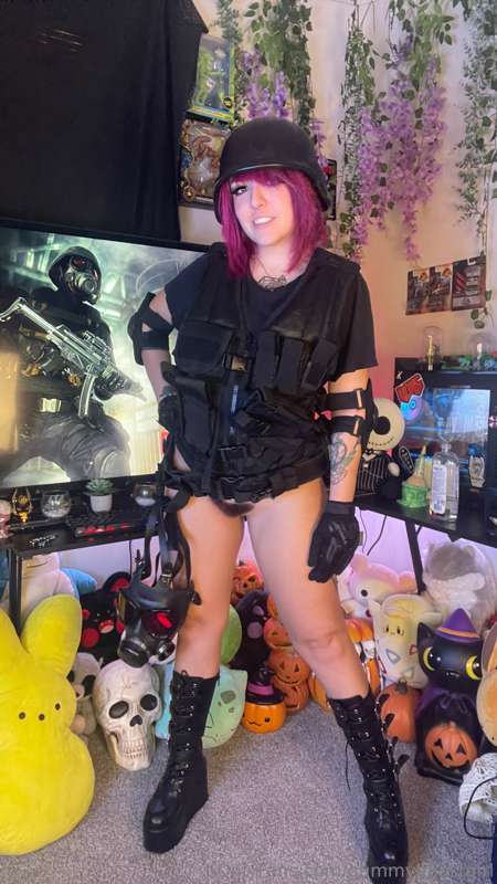 Lady Hunk cosplay! 🖤 geared up and ready to go 😏 24