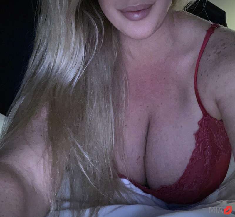 I know it’s late! But my wet pussy needs your cock!