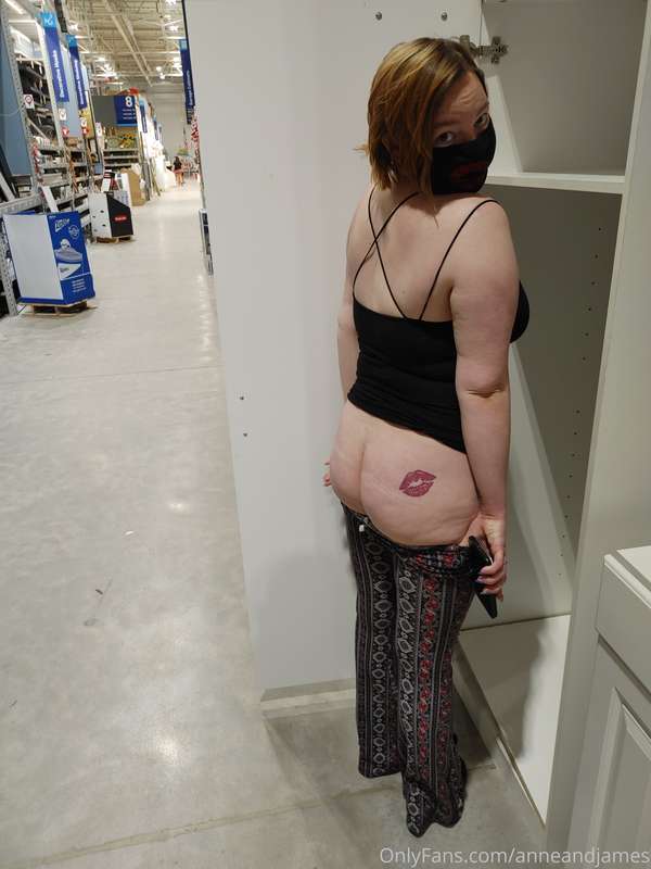 My mask matches my butt.. Hehehe 💋