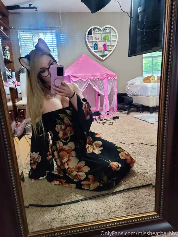 I'll be online @ 2pm cst today!
Please come watch me 🥺👉👈
Hea..