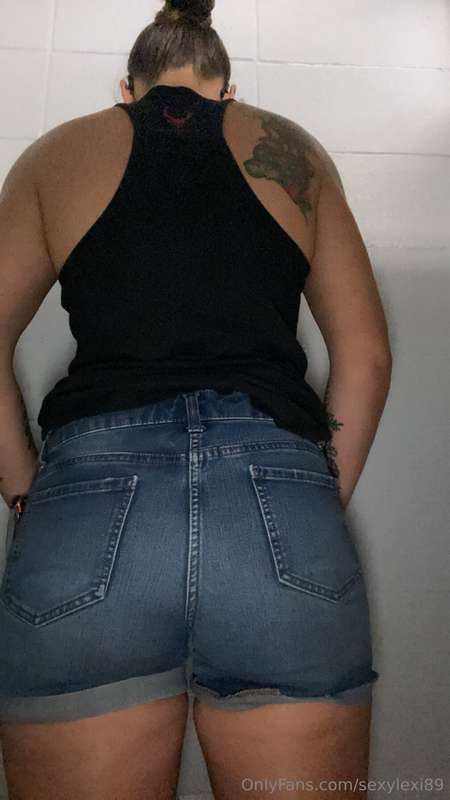 Hot sweaty day calls for shorts and a tank! I’ll be shirtles.. 1