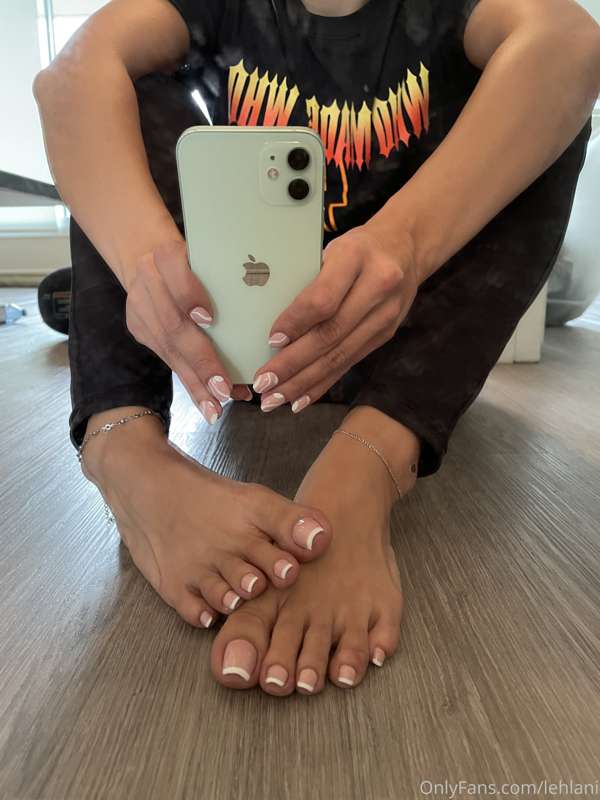 Dirty mirrors can’t stop cute feet 😜 6