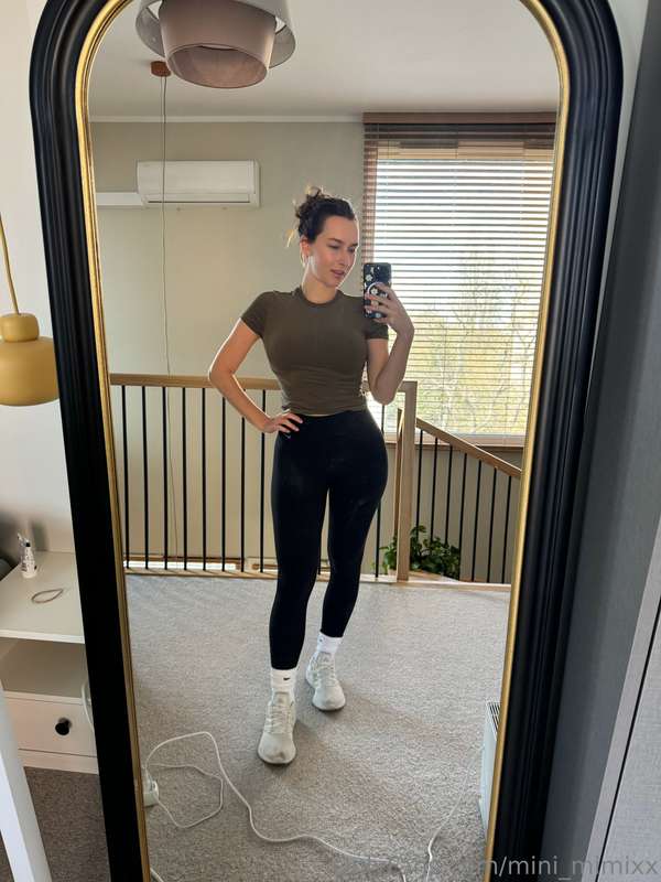 Gym girl💪🏼 got to work hard to keep this body flawless 😇😇