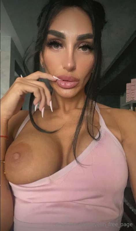 Busty @amaracrode is your fav neighbour 😉💛FREE PAGE & FREE G..