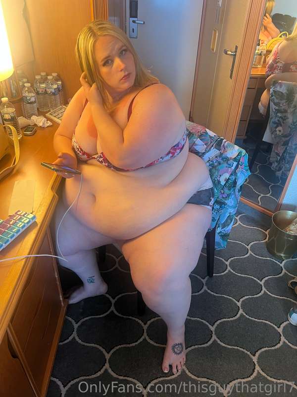 Check out these candid shotz of Britt putting on her makeup!.. 1