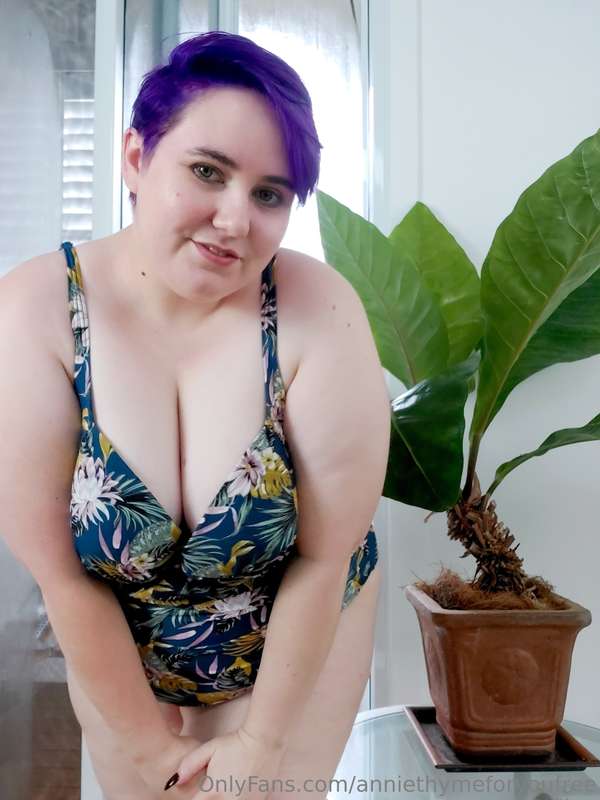 Always ready to serve my cleavage with a side of smile 😍