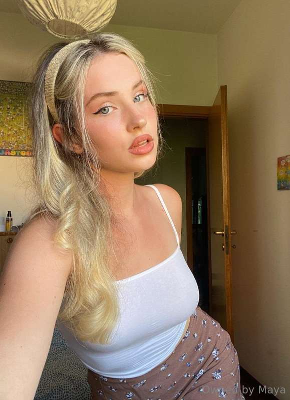 Hot blonde @carol_elena just turned 18 😏 🥵🍌SHE IS CRAVING DE..