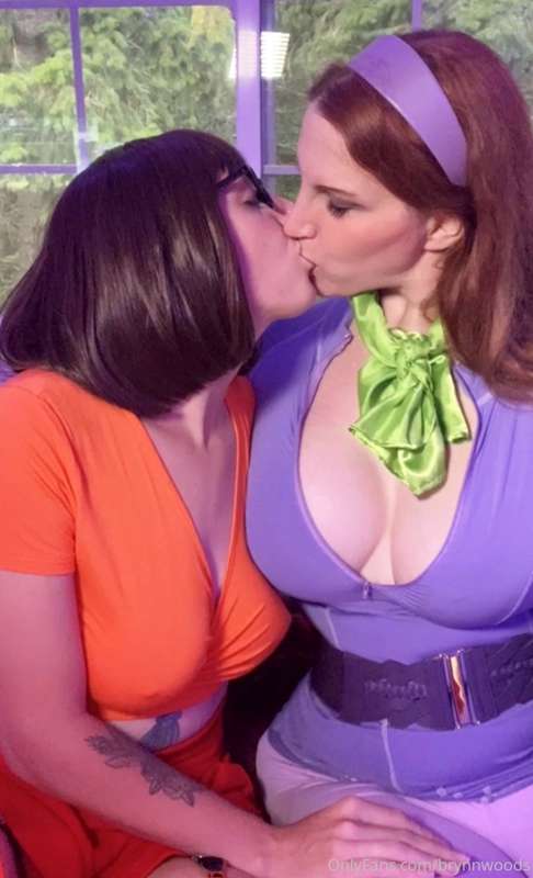 Jeepers! I finally found a clue alone with Velma and we had .. 2