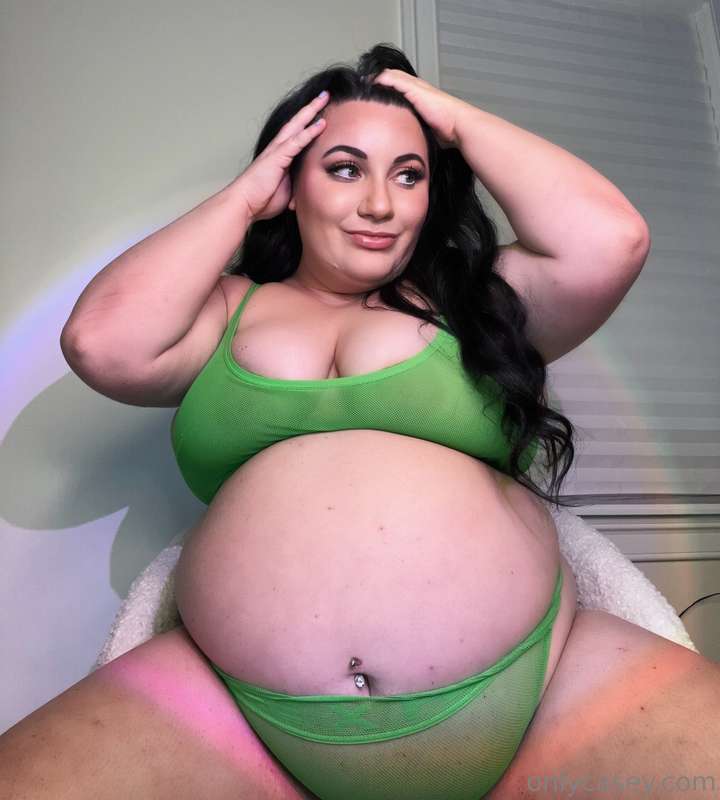 Only green lingerie I have that “fits” 🍀 Who’s trying to get.. 5