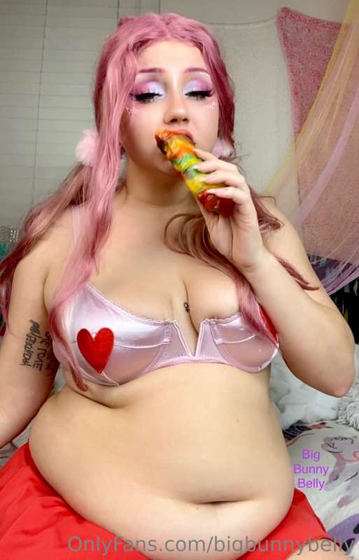 Posting a video later about my new favorite snack 💖💖 can you.. 9